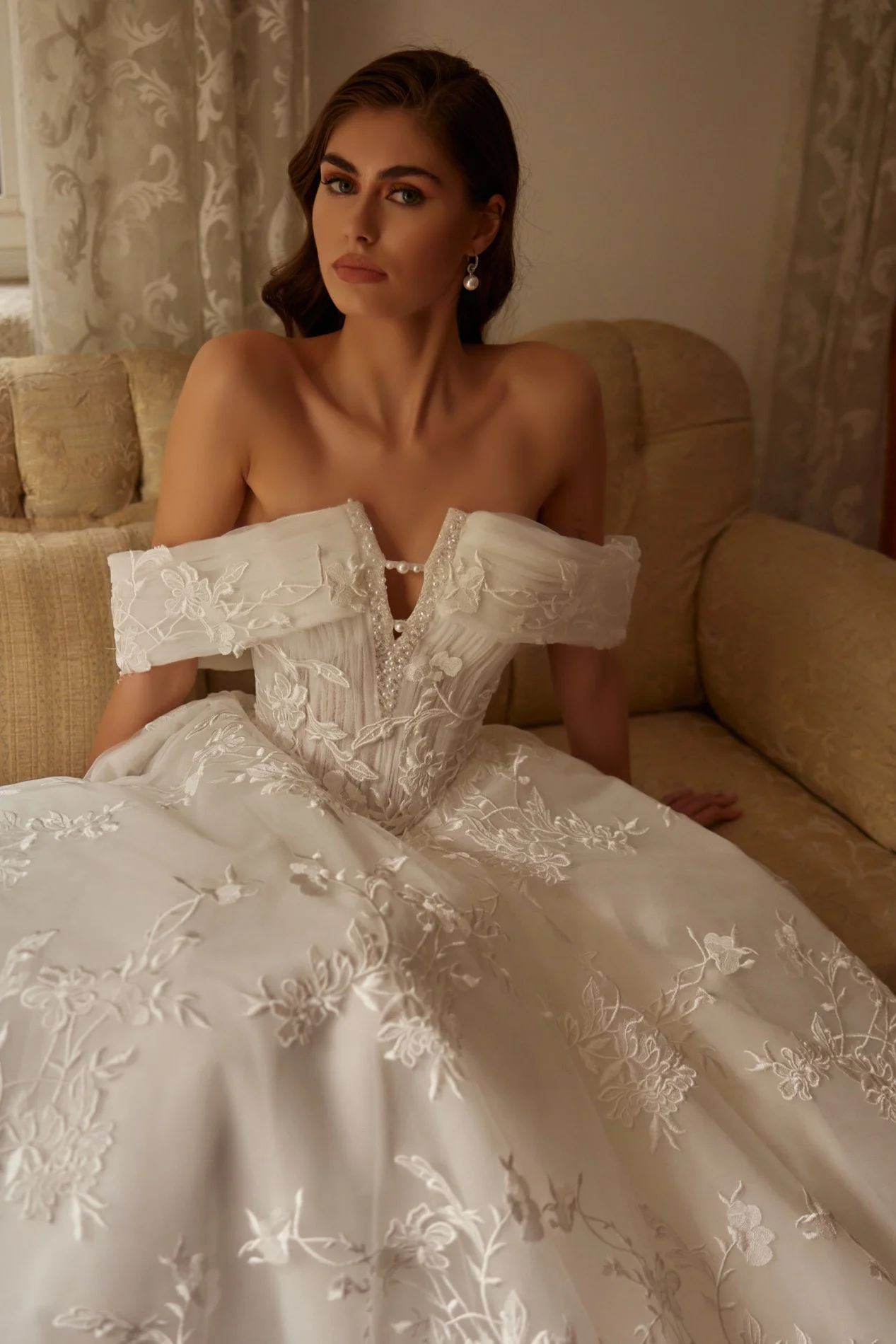 Çiçek Rüyası — yakın kadraj, gövde ve kolluk detayı